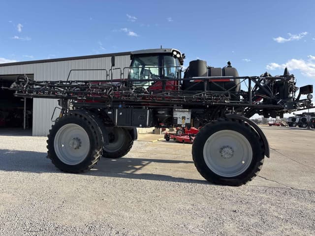 Image of Massey Ferguson 530R equipment image 4