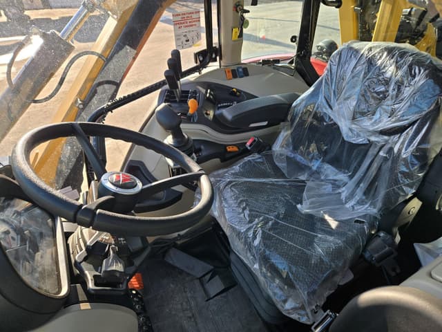 Image of Massey Ferguson 5711 equipment image 4