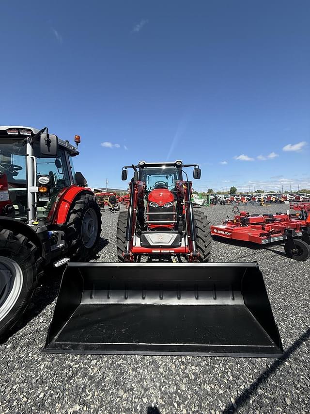 Image of Massey Ferguson 5711 equipment image 3