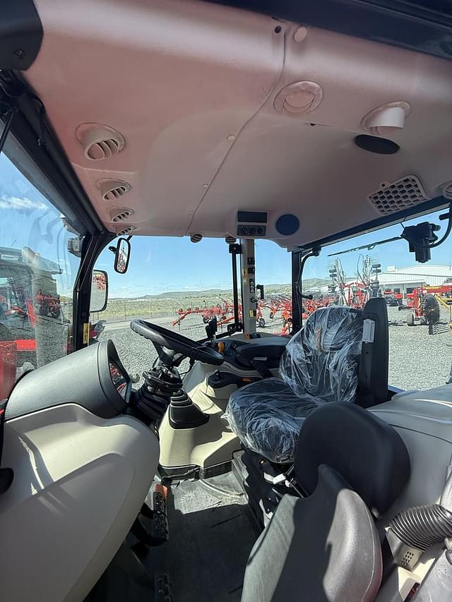Image of Massey Ferguson 5711 equipment image 4