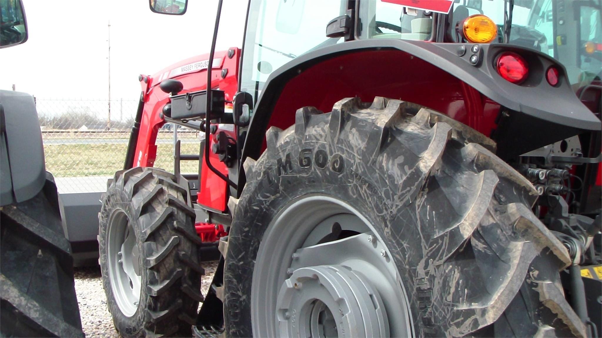 Main image Massey Ferguson 5711