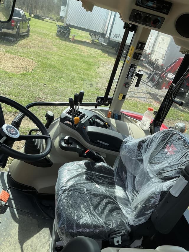 Image of Massey Ferguson 5711 equipment image 2