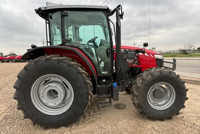 Image of Massey Ferguson 5711D equipment image 3