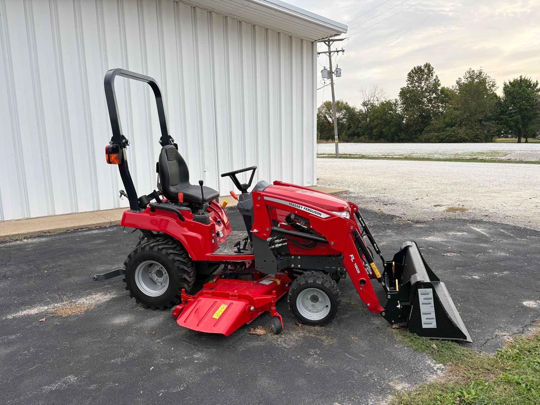 2024 Massey Ferguson GC1723E Equipment Image0