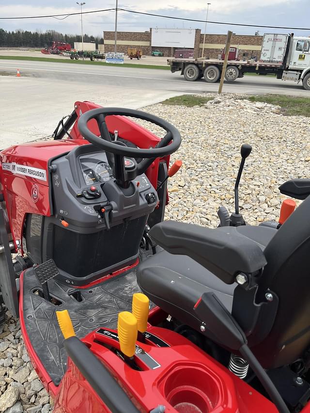 Image of Massey Ferguson GC1725M equipment image 4