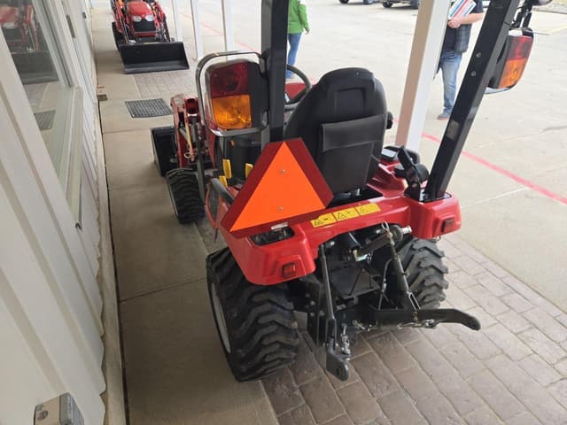 Image of Massey Ferguson GC1725M equipment image 4