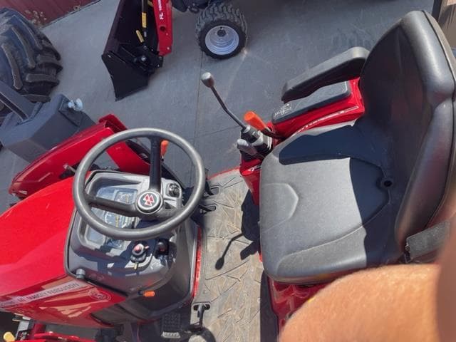 Image of Massey Ferguson GC1725M equipment image 4