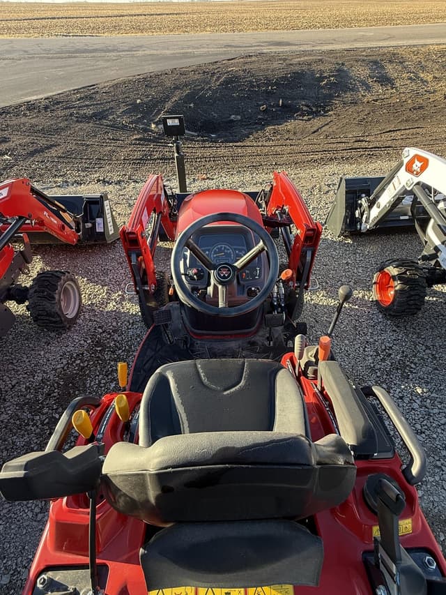 Image of Massey Ferguson GC1725M equipment image 4