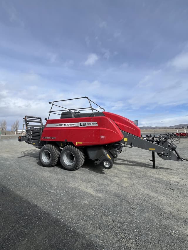 Image of Massey Ferguson LB2234XD equipment image 3