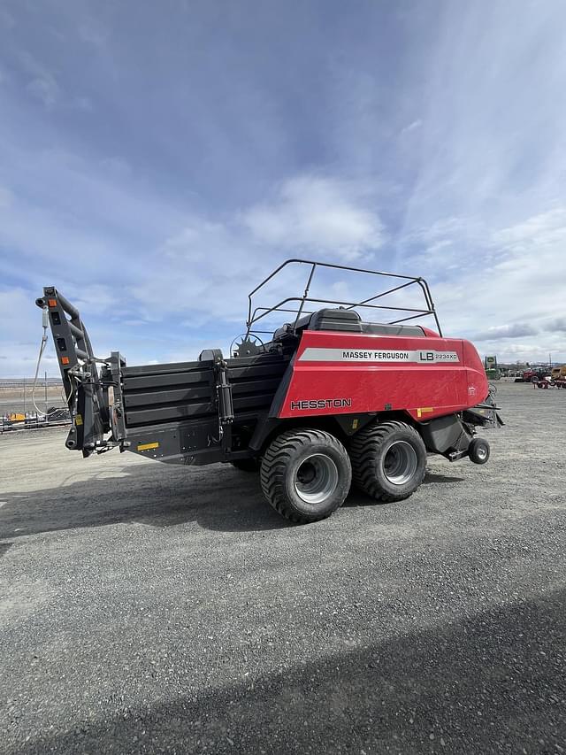 Image of Massey Ferguson LB2234XD equipment image 2