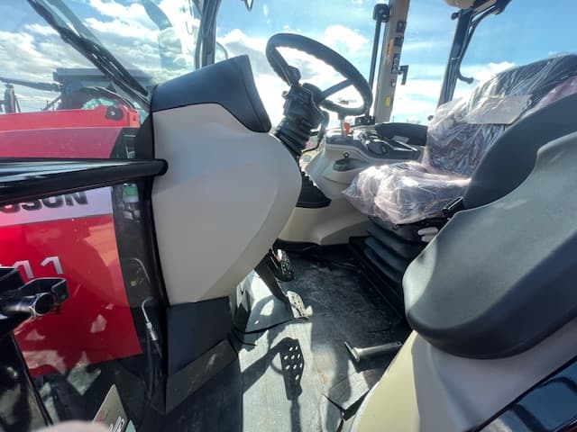 Image of Massey Ferguson 5711D equipment image 3