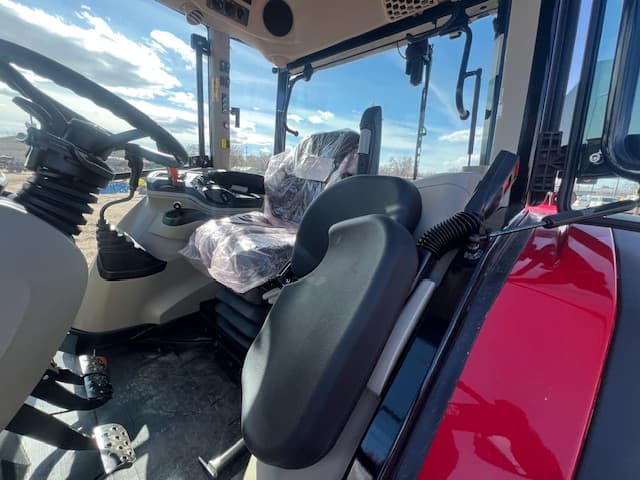 Image of Massey Ferguson 5711D equipment image 2