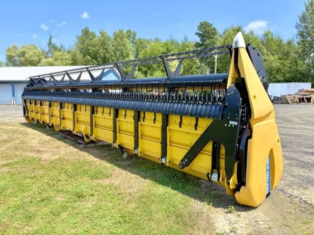 Image of New Holland 740CF-35 equipment image 4