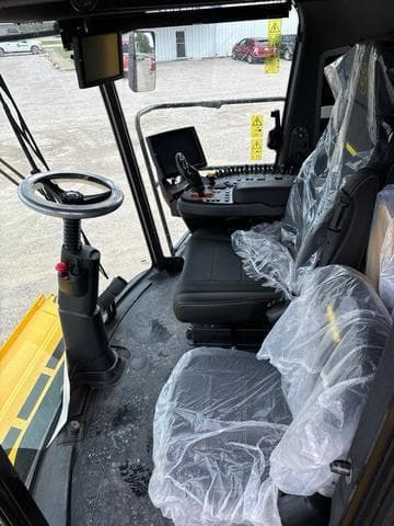 Image of New Holland CR7.90 equipment image 4