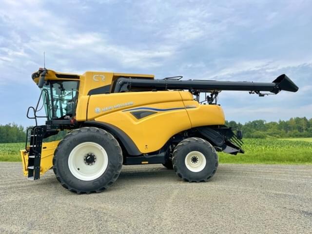 Image of New Holland CR7.90 equipment image 2