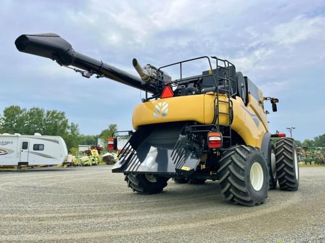 Image of New Holland CR7.90 equipment image 3
