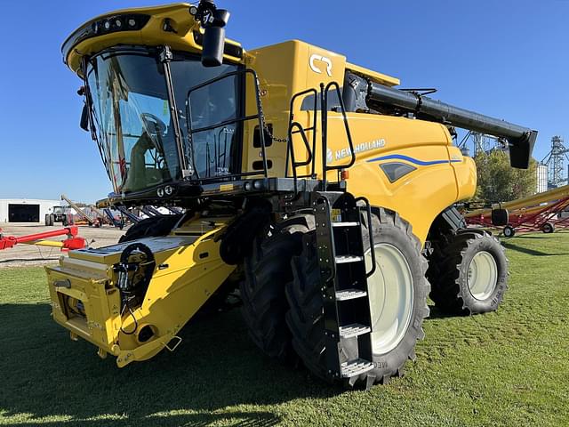 Image of New Holland CR7.90 equipment image 2