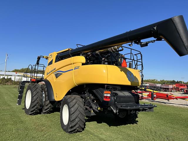 Image of New Holland CR7.90 equipment image 4