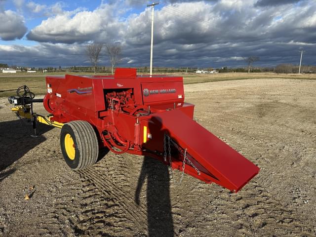 Image of New Holland Hayliner 265 equipment image 4