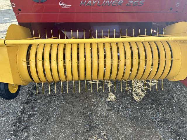 Image of New Holland Hayliner 265 equipment image 2