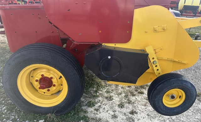 Image of New Holland Hayliner 275 equipment image 4