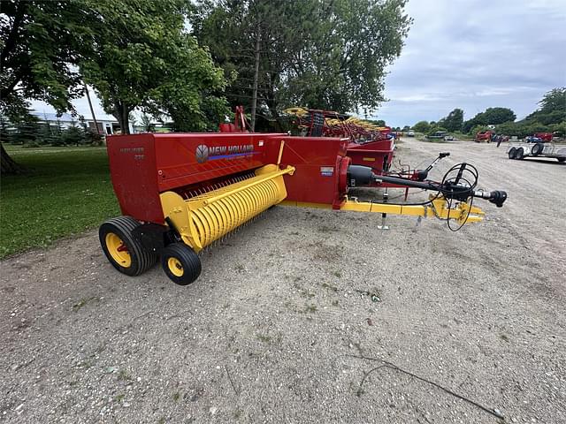 Image of New Holland Hayliner 275 equipment image 2