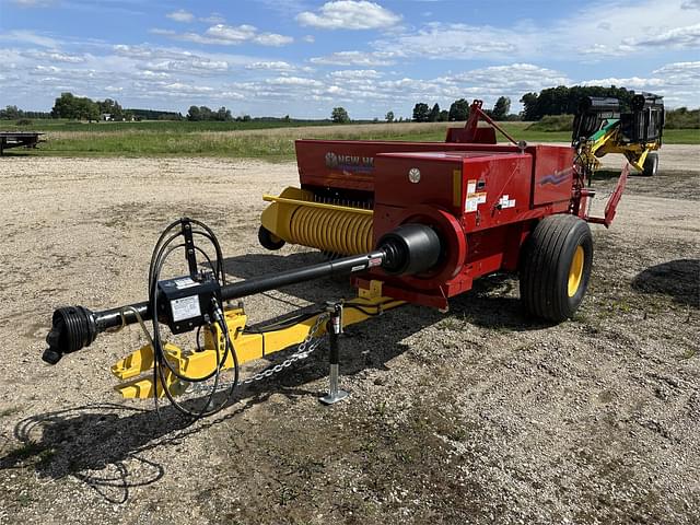 Image of New Holland Hayliner 275 Plus equipment image 1