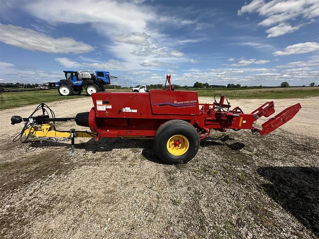 Image of New Holland Hayliner 275 Plus equipment image 2