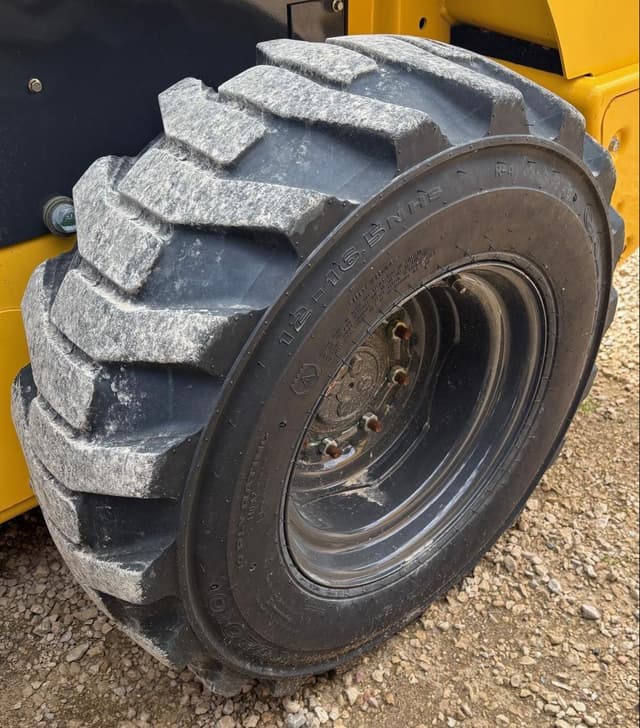 Image of New Holland L320 equipment image 3