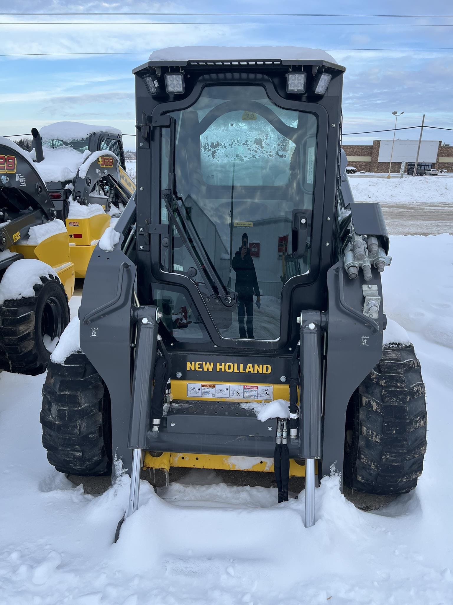 2024 New Holland L328 Equipment Image0