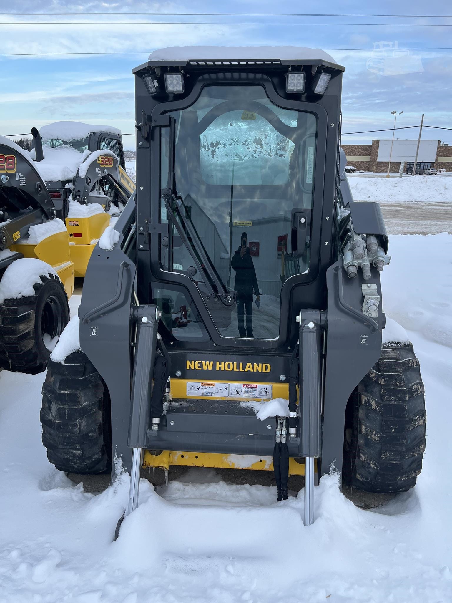 2024 New Holland L328 Equipment Image0