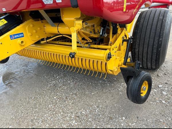 Image of New Holland RB560 Specialty Crop Plus equipment image 4