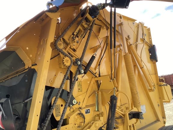 Image of New Holland RB560 Specialty Crop equipment image 4