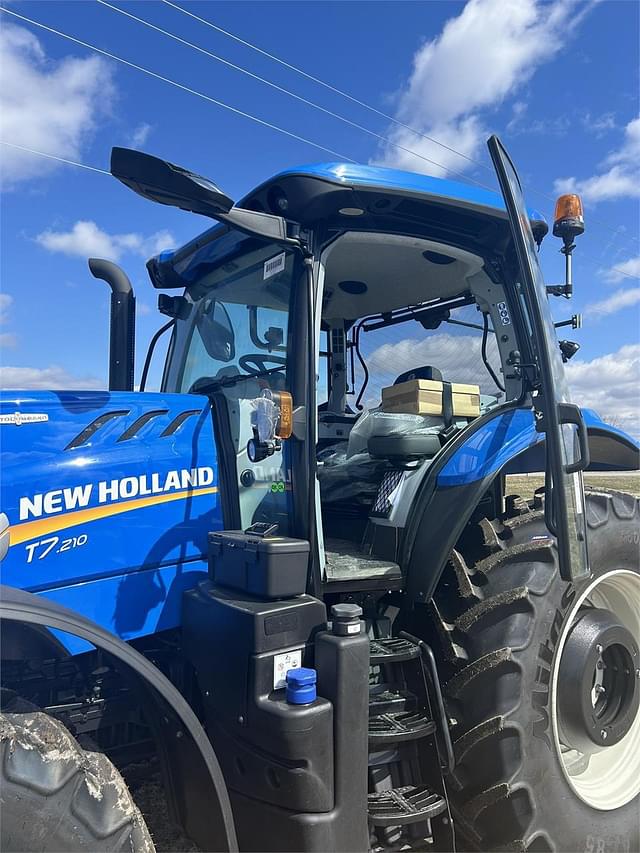 Image of New Holland T7.210 equipment image 2