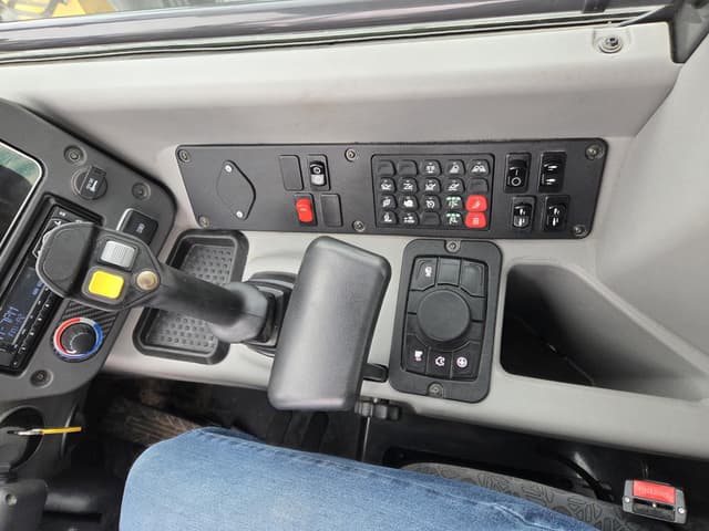 Image of New Holland W80C LR equipment image 2