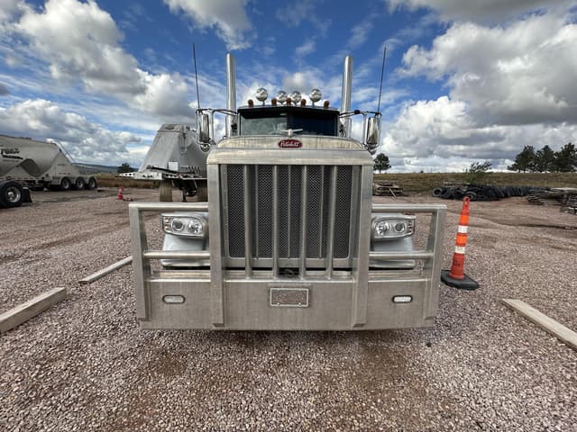 Image of Peterbilt 389 equipment image 2