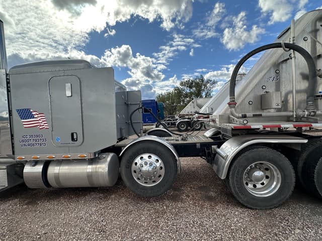 Image of Peterbilt 389 equipment image 3