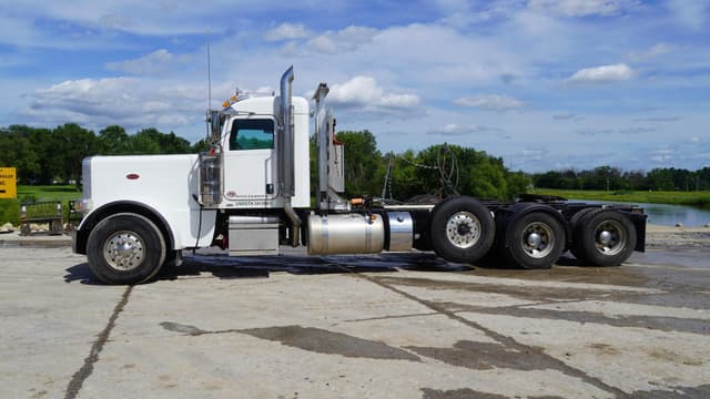 Image of Peterbilt 389 equipment image 1