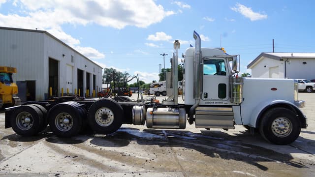 Image of Peterbilt 389 equipment image 4