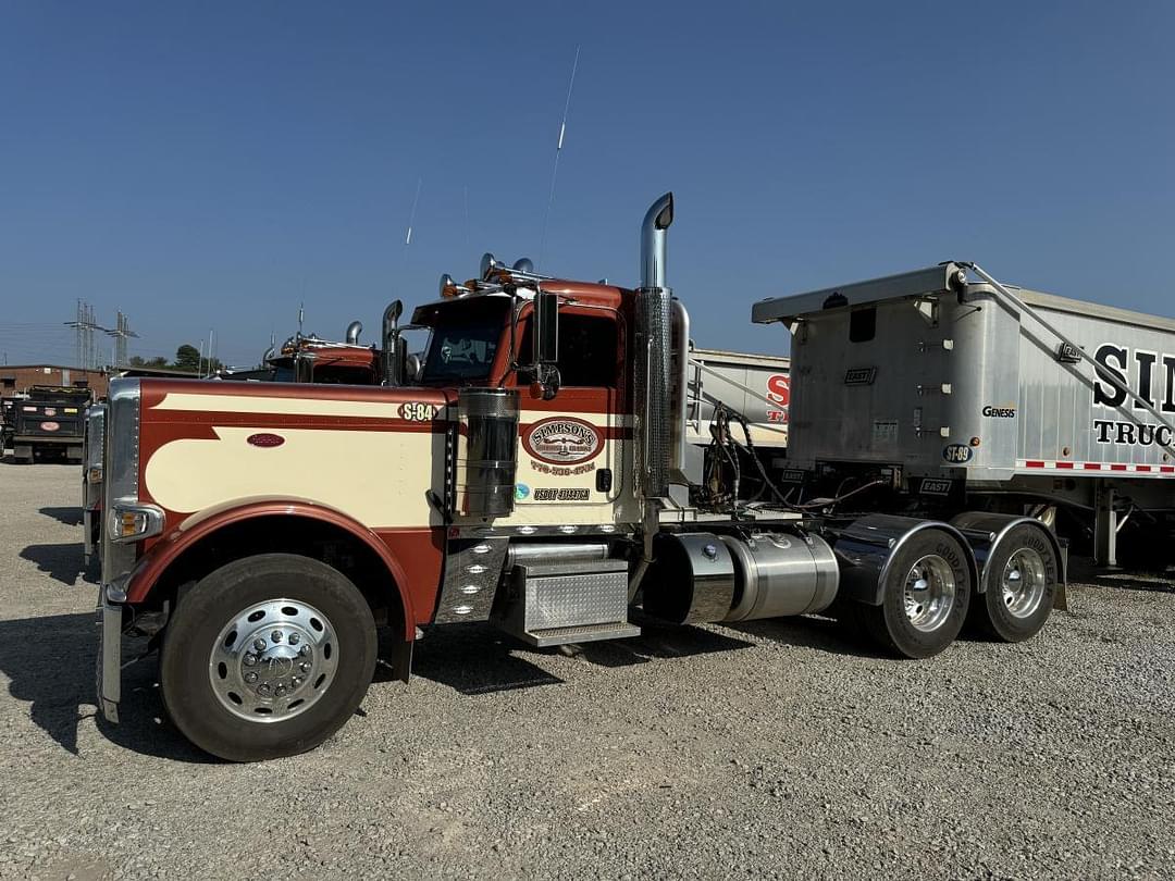 Image of Peterbilt 389 Primary Image