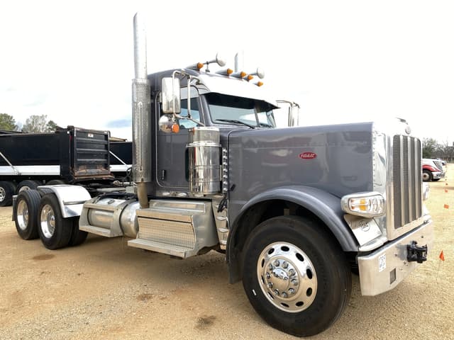 Image of Peterbilt 389 equipment image 3