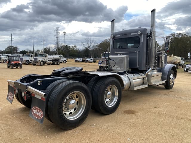 Image of Peterbilt 389 equipment image 2