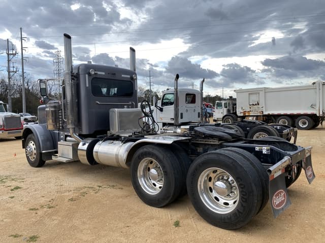 Image of Peterbilt 389 equipment image 1