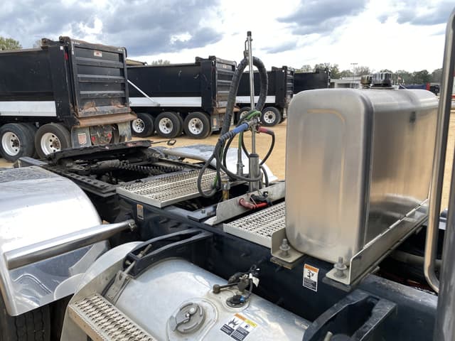 Image of Peterbilt 389 equipment image 4