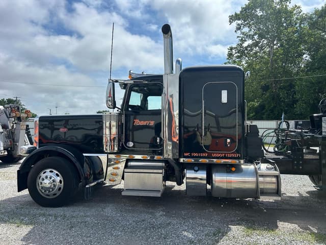 Image of Peterbilt 389 equipment image 3