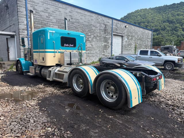 Image of Peterbilt 389 equipment image 3