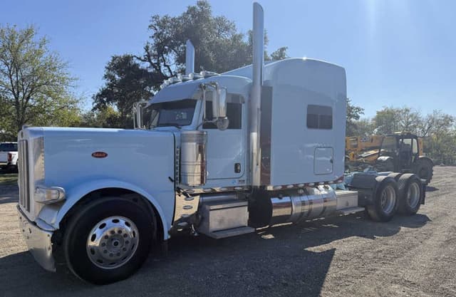 Image of Peterbilt 389 equipment image 1