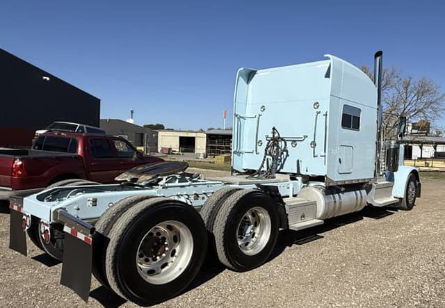 Image of Peterbilt 389 equipment image 4