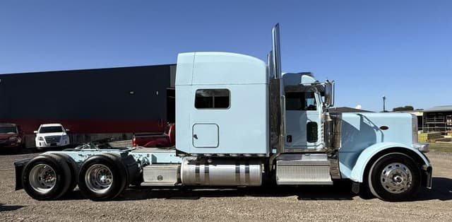 Image of Peterbilt 389 equipment image 3