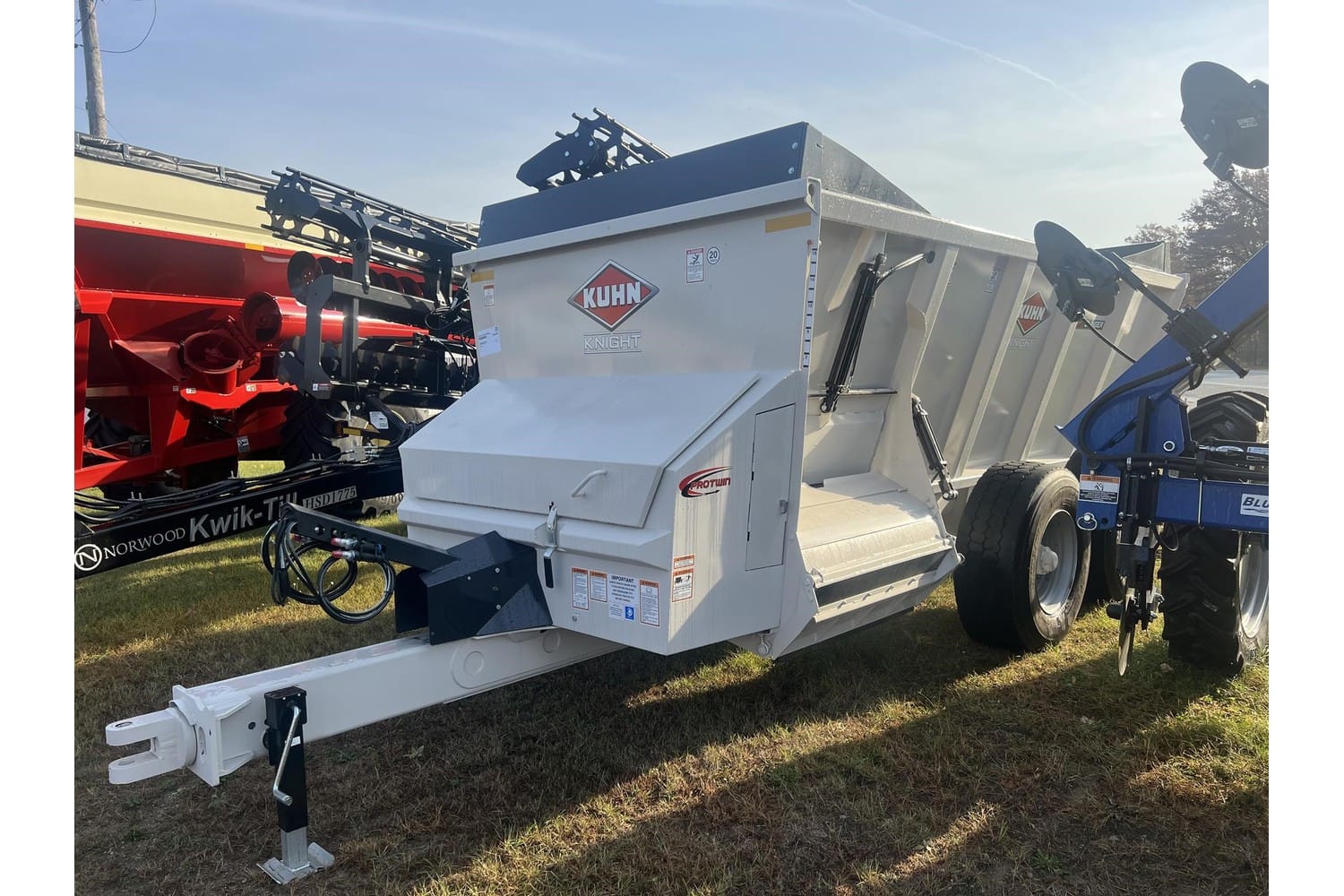 2024 Kuhn Knight SLC132 Equipment Image0